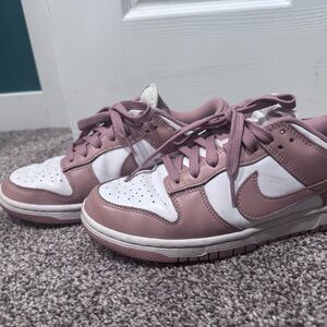 Nike Woman’s Sneakers in Pink and White